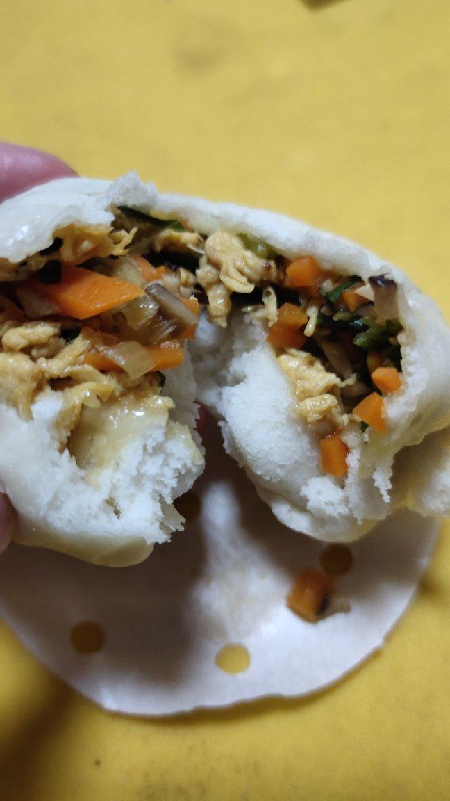 碧绿的香菇菜包子