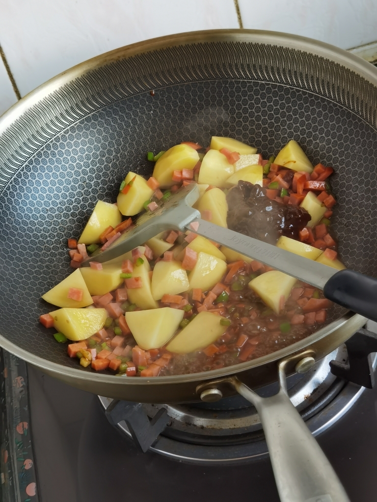 记录老妈做的土豆火腿焖饭的做法 步骤2