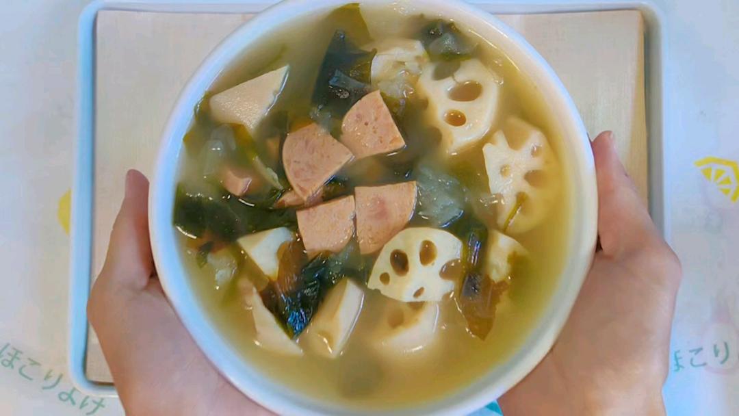 男不离韭，女不离藕！多吃莲藕对女孩子还是不错的，今日份的家常菜：裙带菜火腿闷莲藕！做法超简单！莲藕软糯，汤鲜味美！很适合女生的一道菜！的做法