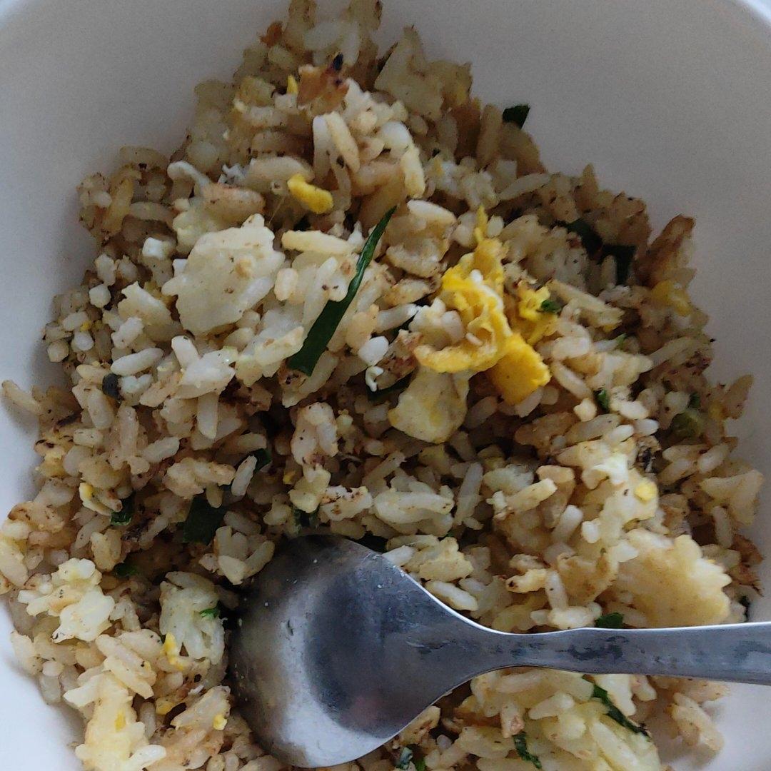 〈鸡蛋，葱花。蛋炒饭〉，简简单单剩饭变美味。欣小厨 😉