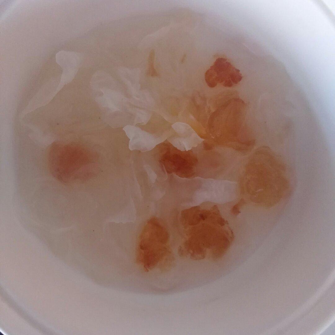 桃胶银耳红枣羹