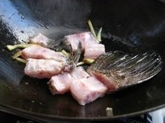 鱼骨白菜汤的做法 步骤2