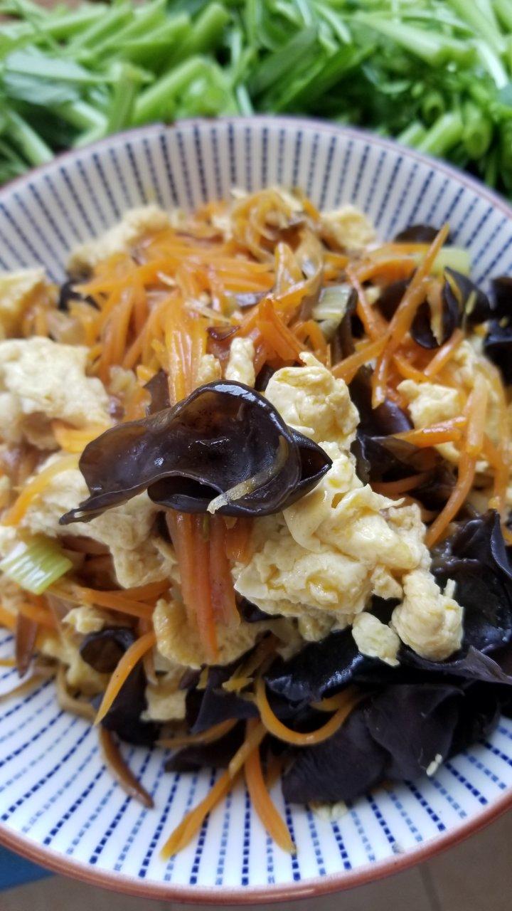 简单的木耳黄花菜炒鸡蛋