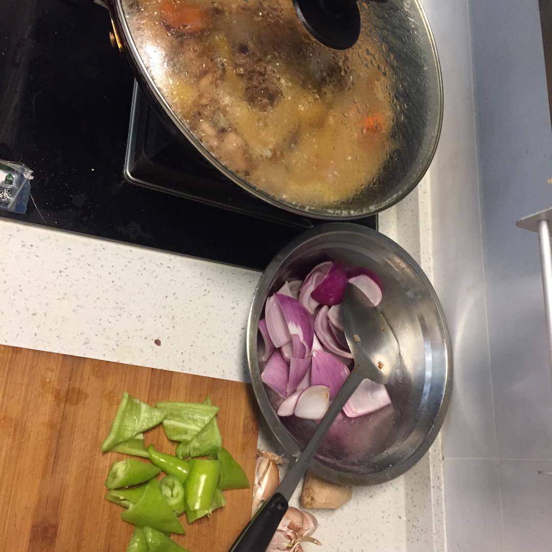 土豆胡萝卜炖鸡块