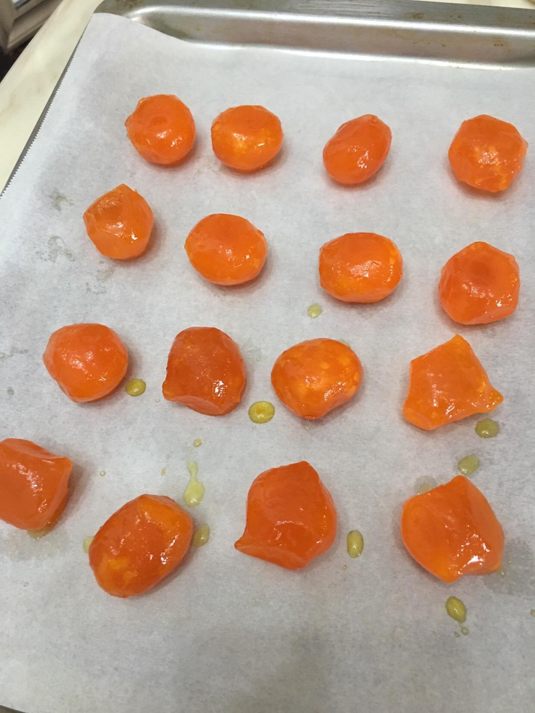 75g莲蓉蛋黄月饼的做法 步骤4