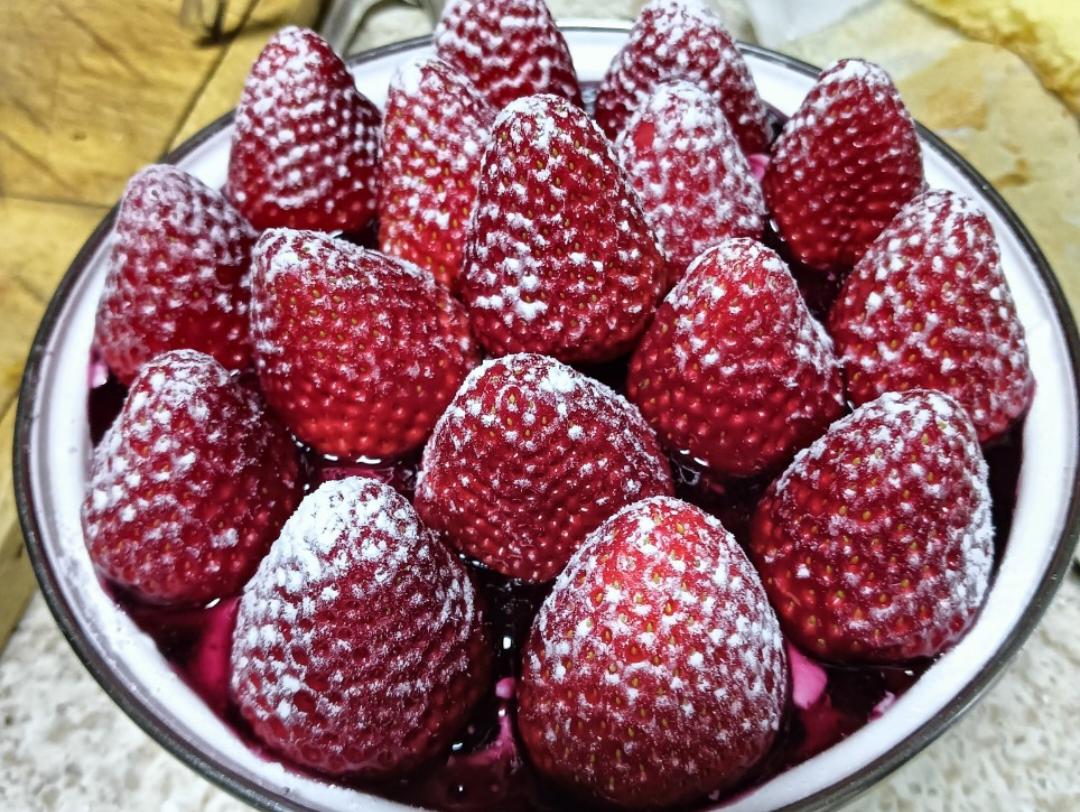 搪瓷盆草莓蛋糕