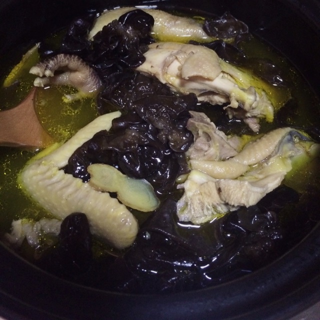 黑木耳炖鸡汤