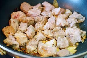 香到连汤汁都不剩的酸菜炖羊肉的做法 步骤6
