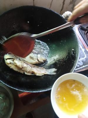一箭双雕的菜谱，鲫鱼汤和凉拌鲫鱼的做法 步骤2