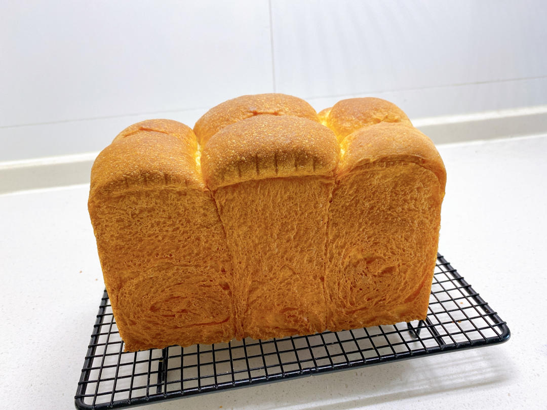 超级浓郁柔软的布里欧修吐司