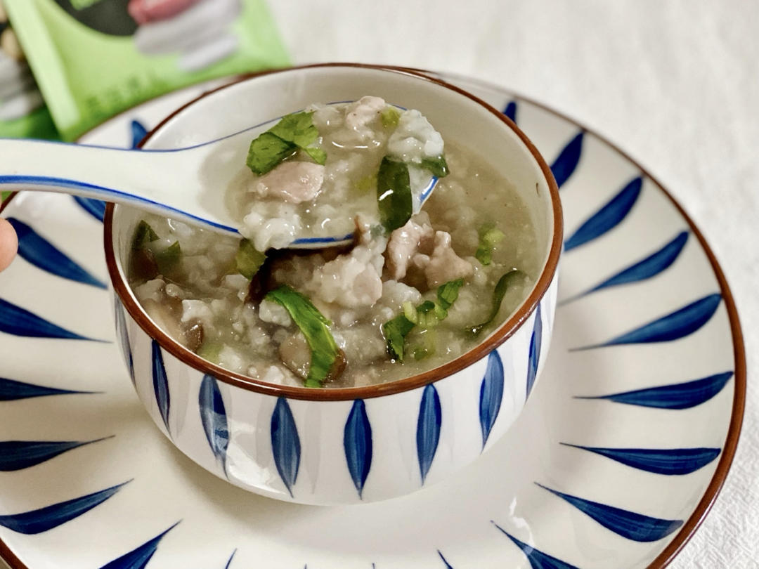 姆咪的爪做的家常芹菜香菇瘦肉粥电饭锅版