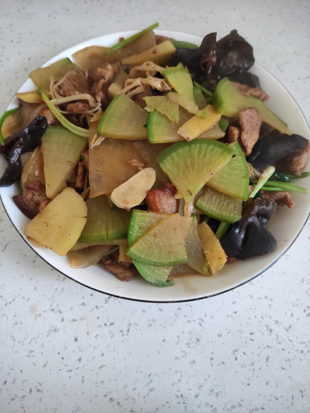 冬季家常烩菜｜猪肉萝卜木耳粉皮