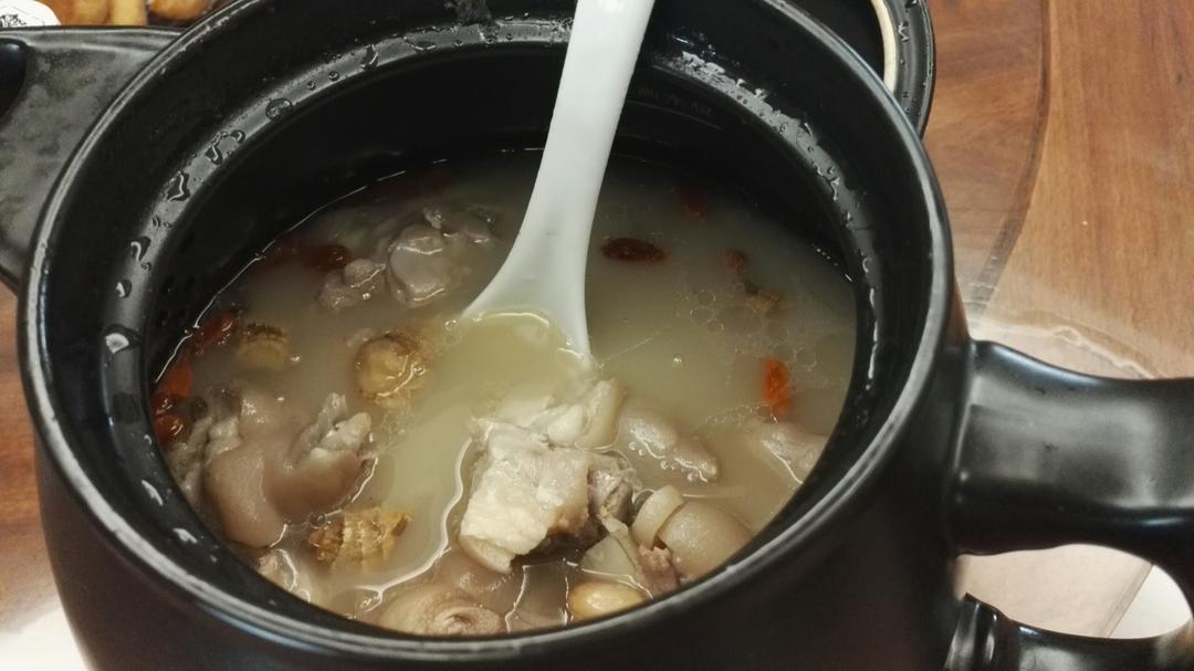 黄豆花生猪脚汤
