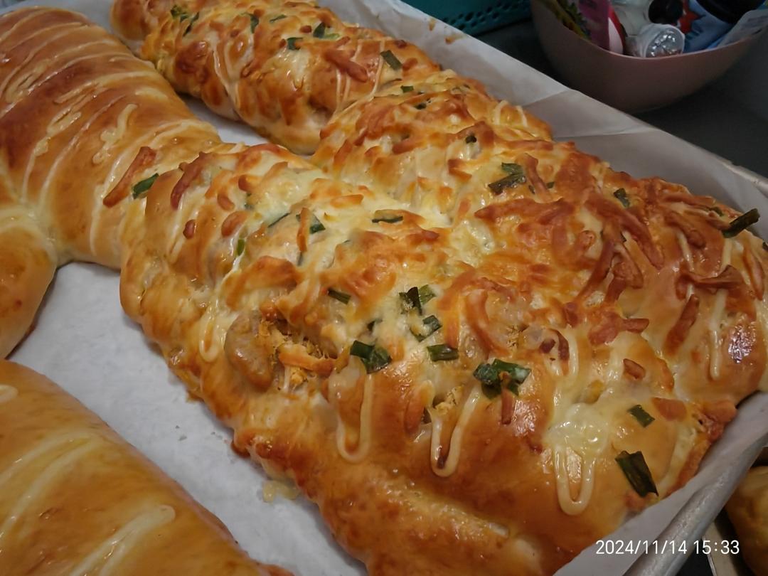 芋泥肉松面包🥖
满满都是料‼️香甜的芋泥和咸香的肉松，搭配松软的面包体，超级好吃😋一个管饱哈哈哈😁