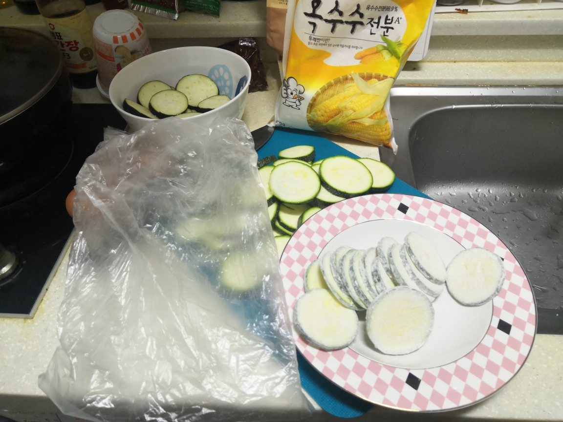 韩国配菜 西葫芦小饼的做法 步骤2