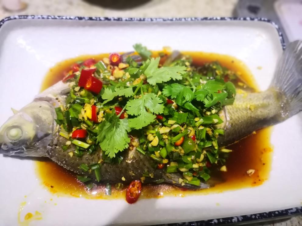 就改进了一下,把鲫鱼换成了鲈鱼或鲳鱼,还是用小米辣来作为调料凉拌