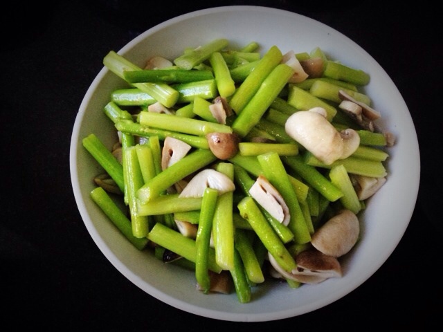 芦笋炒蘑菇