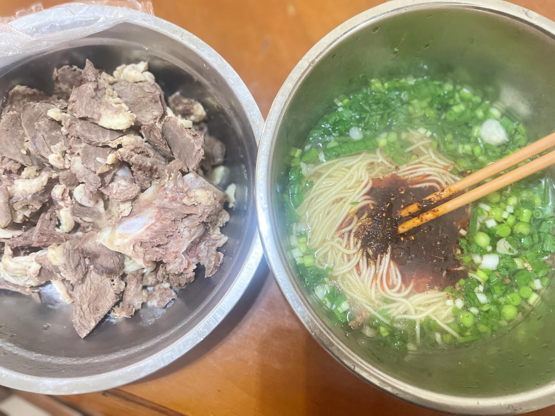 正宗兰州牛肉面～～                        不是兰州拉面😁