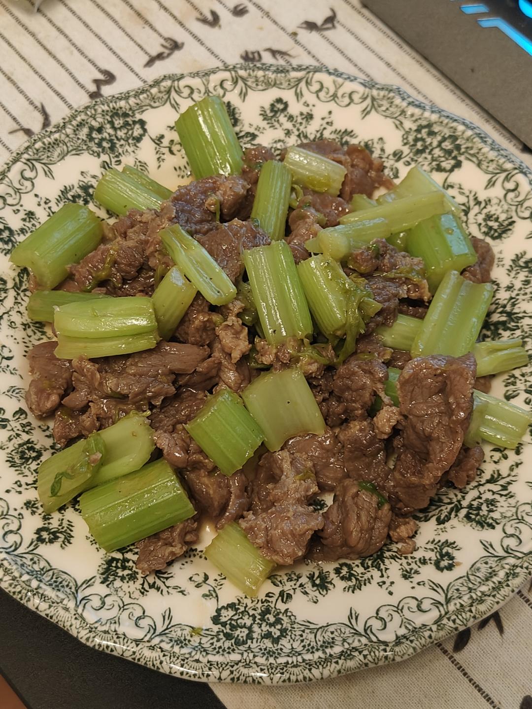 芹菜炒牛肉