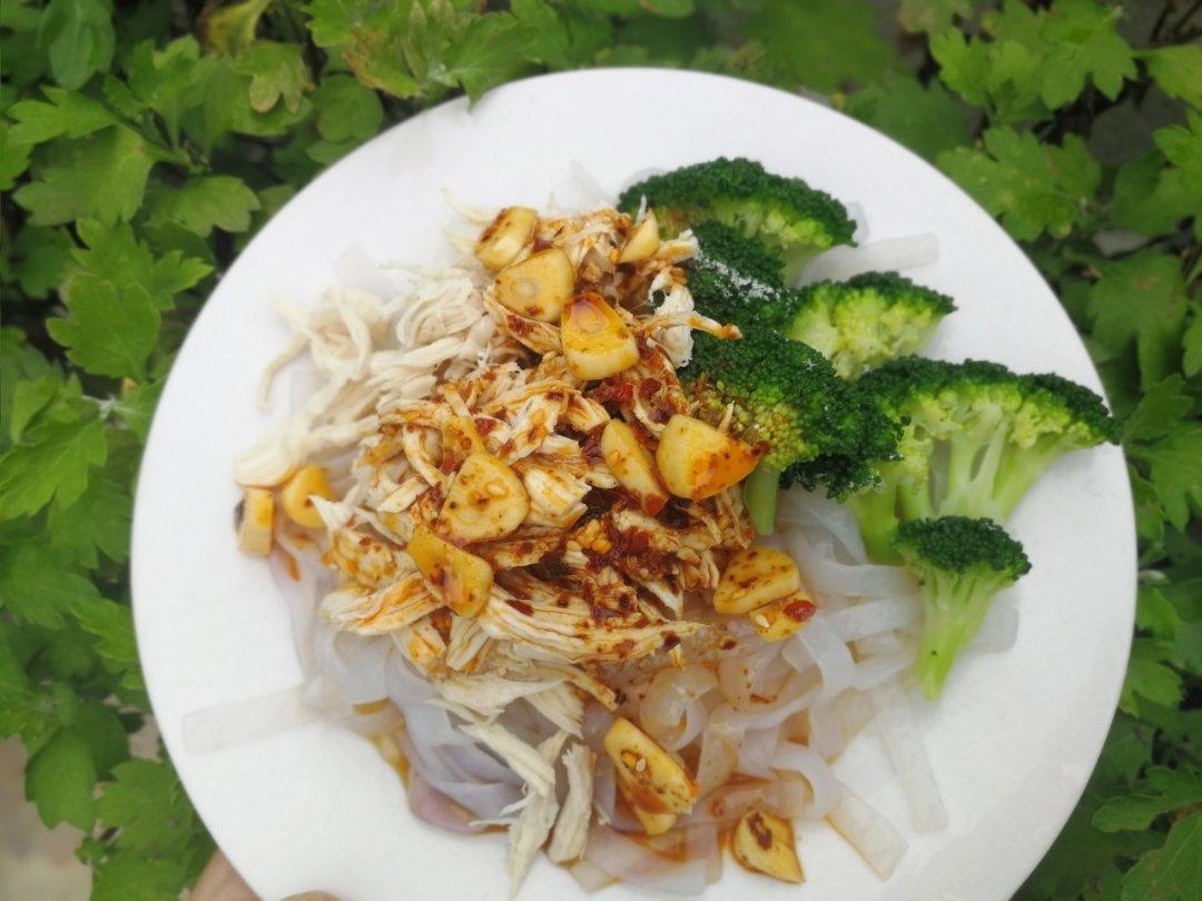 夏日减脂必备【凉拌鸡丝魔芋面】