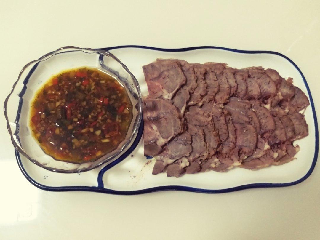 潘令敏做的高压锅版白切牛肉(附超级香的蘸酱做法)