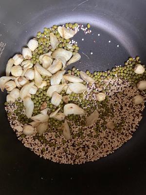 藜麦百合莲子绿豆粥的做法 步骤1