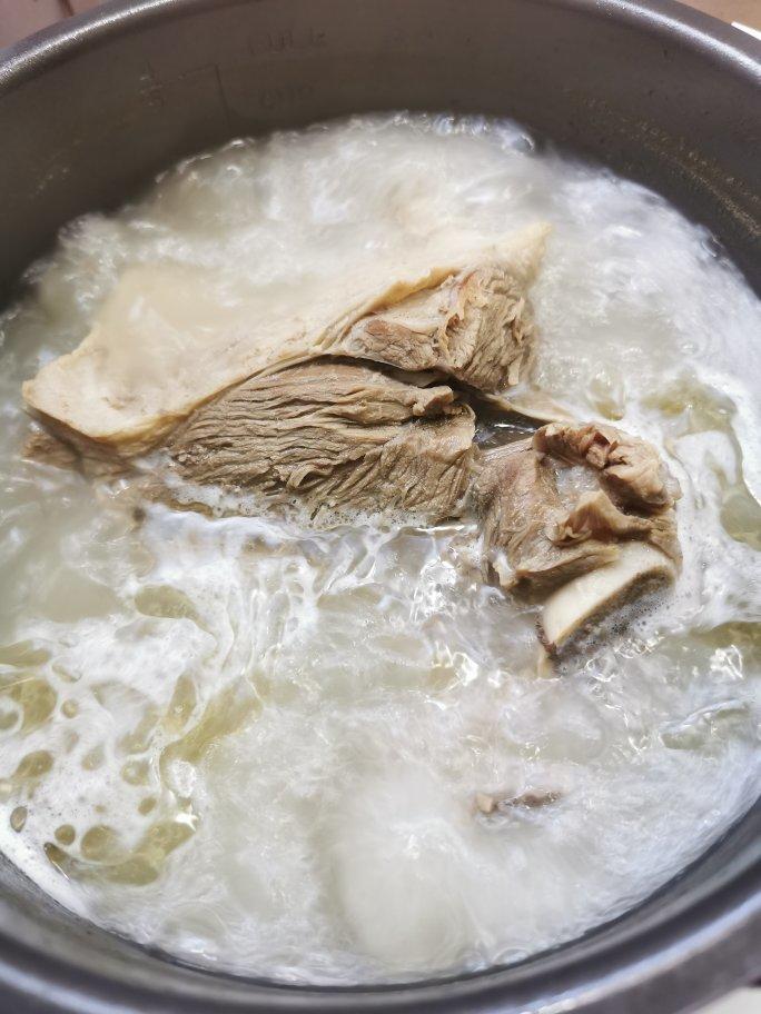 厨师长教你：“羊肉汤”的家常做法，天气冷了喝一口全身都暖暖的