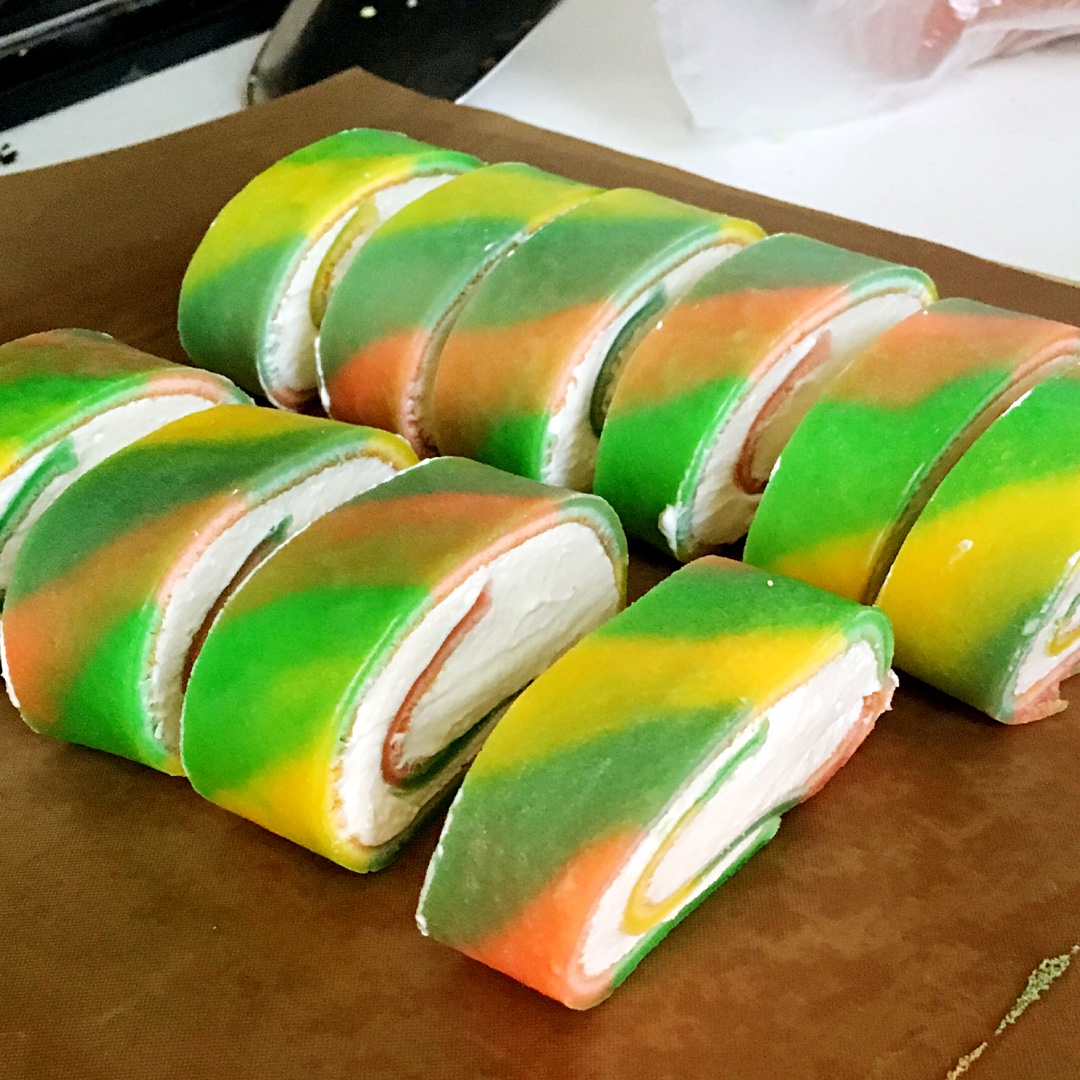 暗料小能手做的五彩斑斓的彩虹蛋糕卷皮黑森林