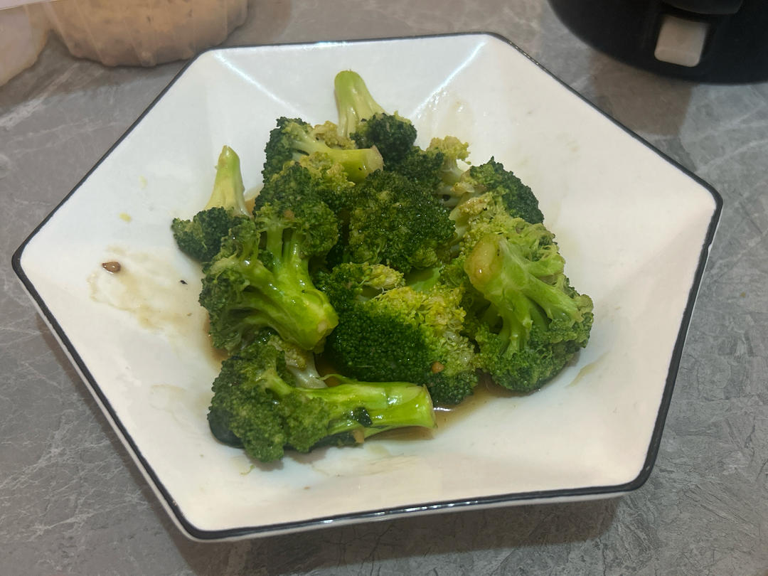 好吃到爆的耗油蒜蓉西兰花(从不修图，喜欢请关注)