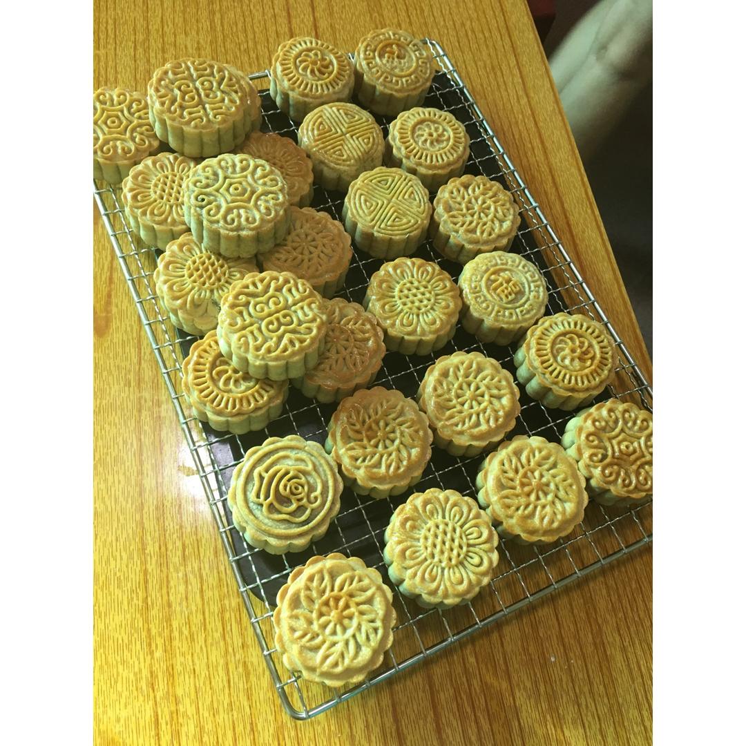 广式月饼—蛋黄芝麻月饼