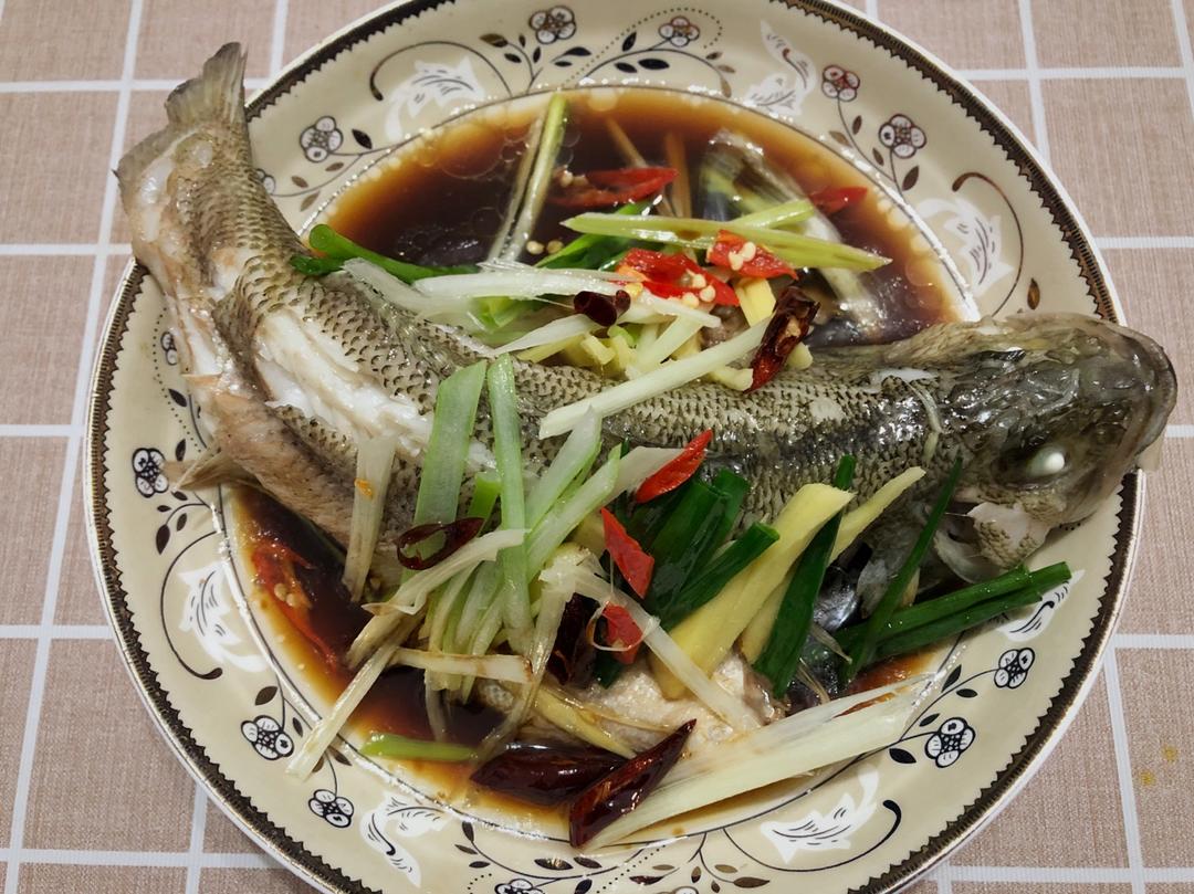 考究的清蒸鲈鱼