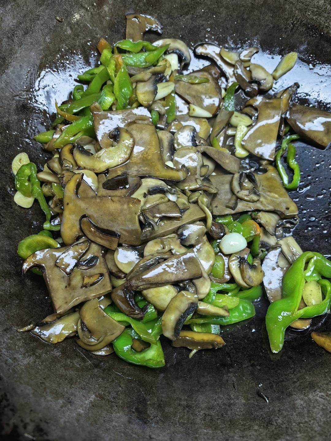 炒黑牛肝菌