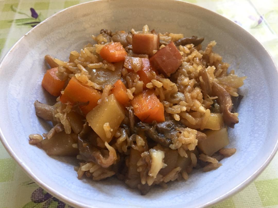 香菇腊肠土豆焖饭