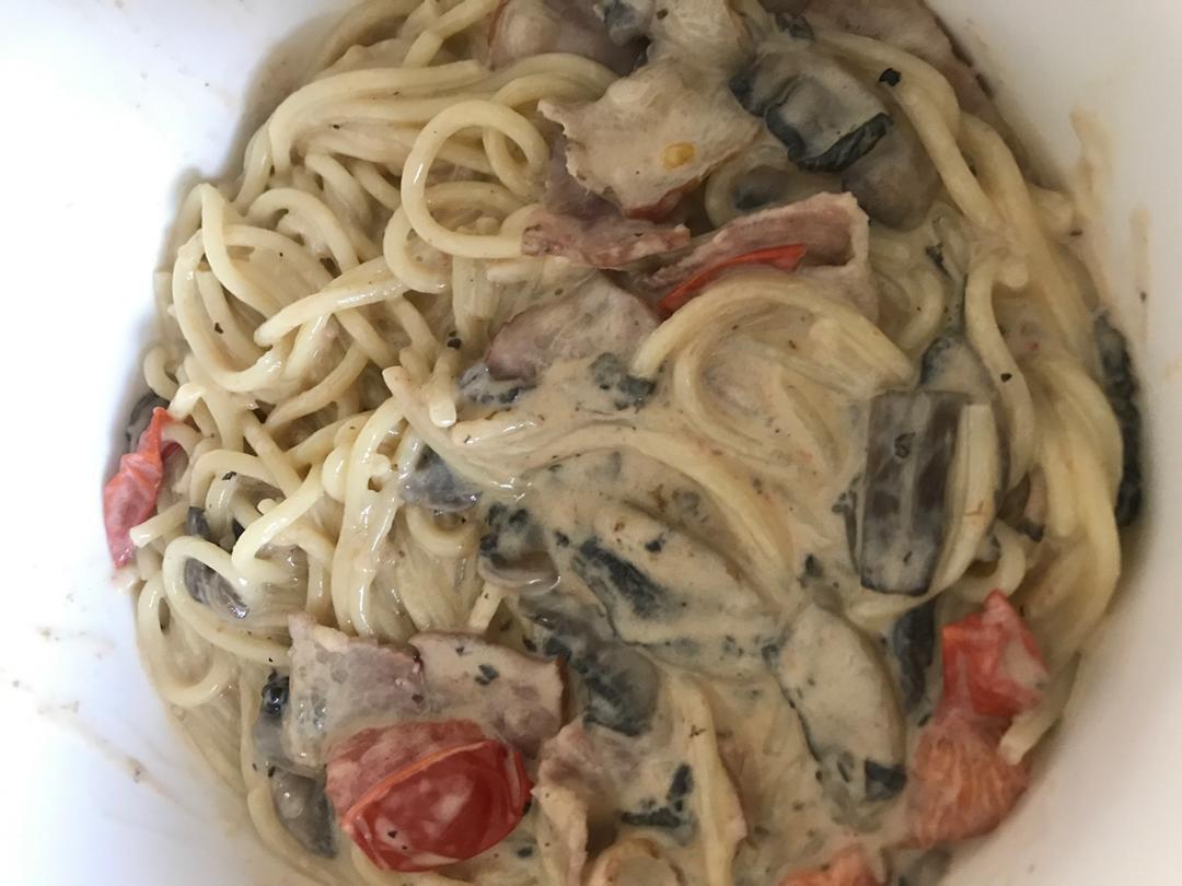 白蘑菇奶油培根意面
