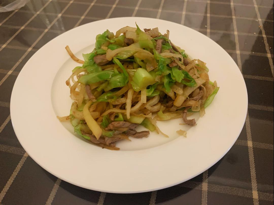 牛肉圆白菜炒饼的做法