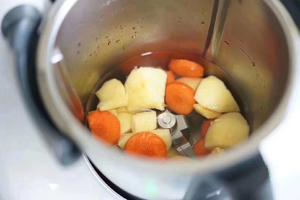 胡萝卜苹果汁的做法 步骤2