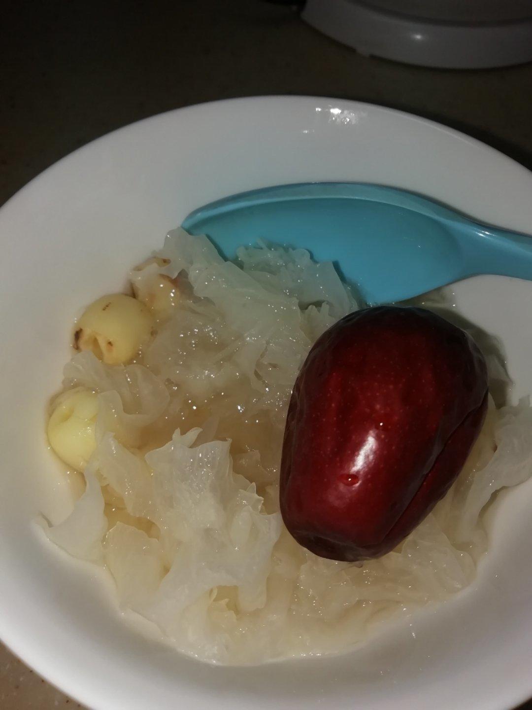 冰糖银耳莲子羹。（内附电饭煲做法）