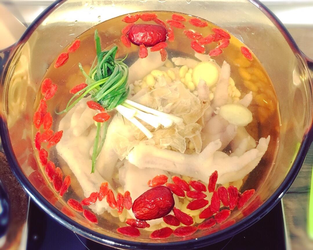 黄豆猪蹄鸡爪靓汤