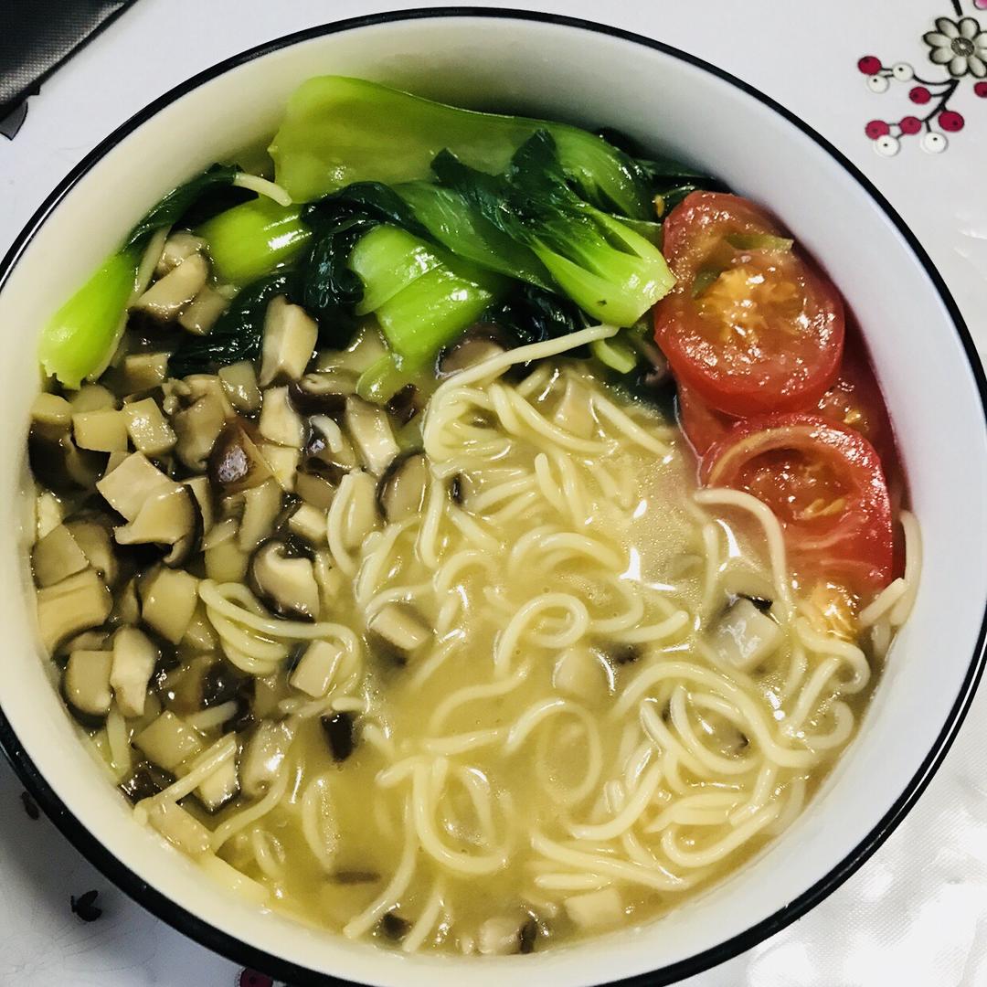 菌汤面条 看得见的香菇 尝得到的鲜美 这才是真正的菌汤