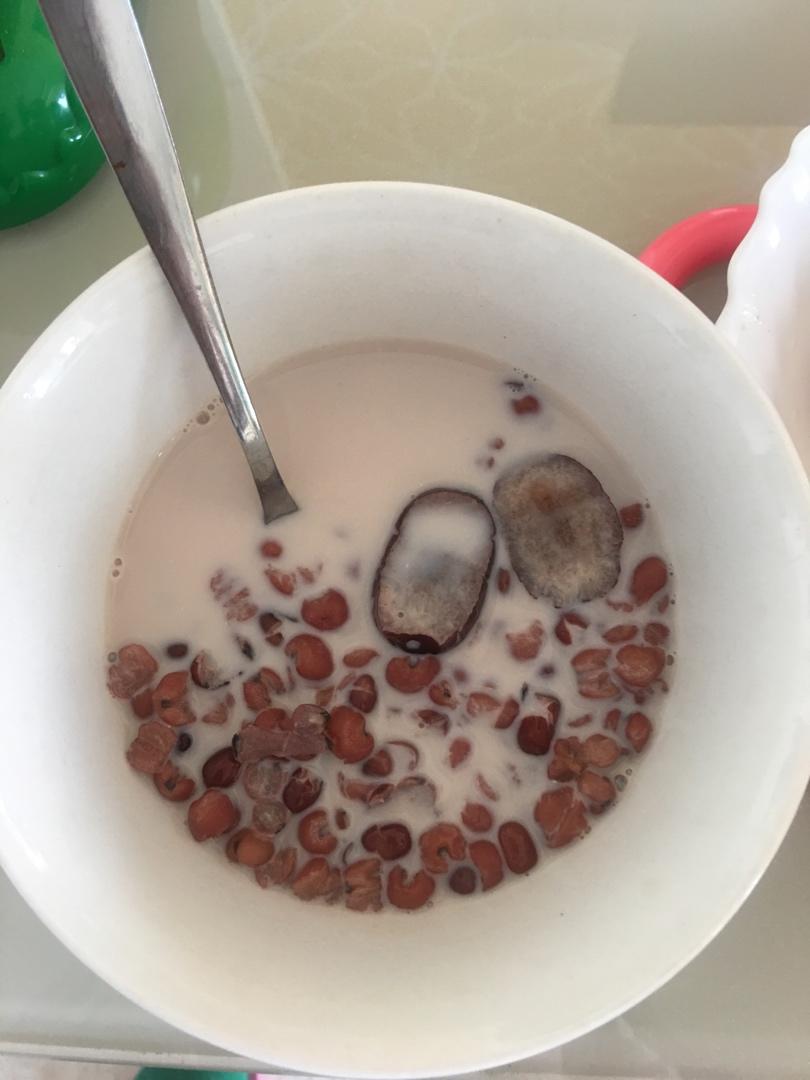 红枣红豆薏仁牛奶粥