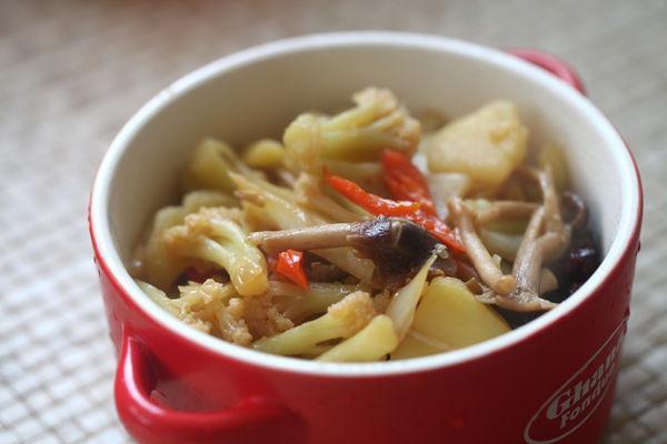 花菜土豆炖茶树菇的做法