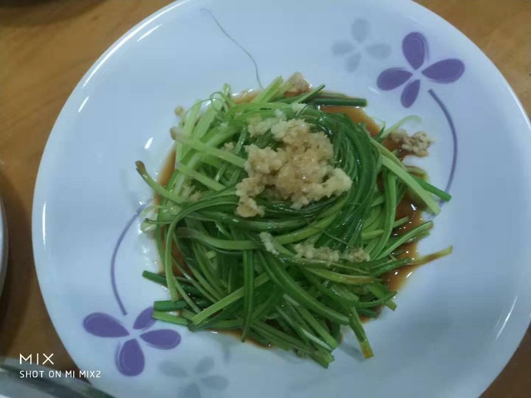 凉拌蒜薹丝