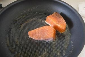 夏日缤纷煎烤三文鱼的做法 步骤3