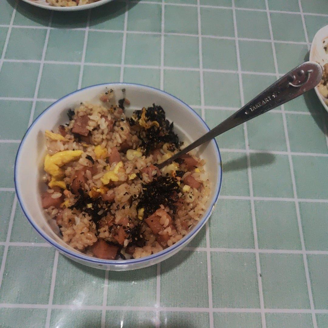 5️⃣分钟搞定巨巨巨好吃的‼️海苔午餐肉炒饭