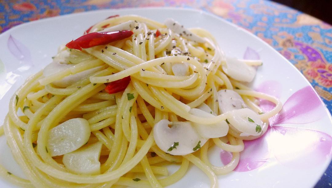 Aglio Olio with Mushroom（蒜香蘑菇辣味意粉）的做法