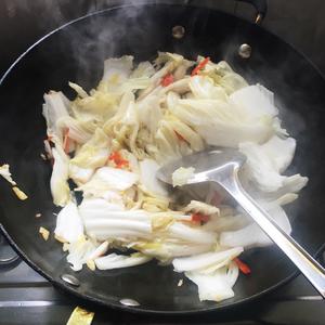 白菜炖油豆腐的做法 步骤3