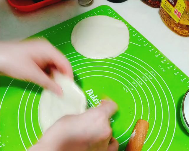 饺子皮版酥卷的做法 步骤6
