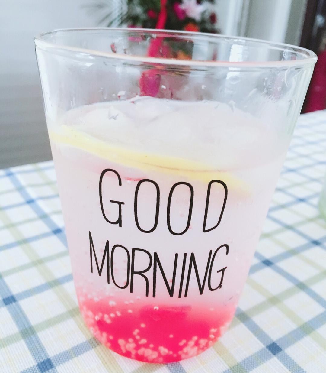 西瓜遇上牛奶做的玫瑰苏打冰饮