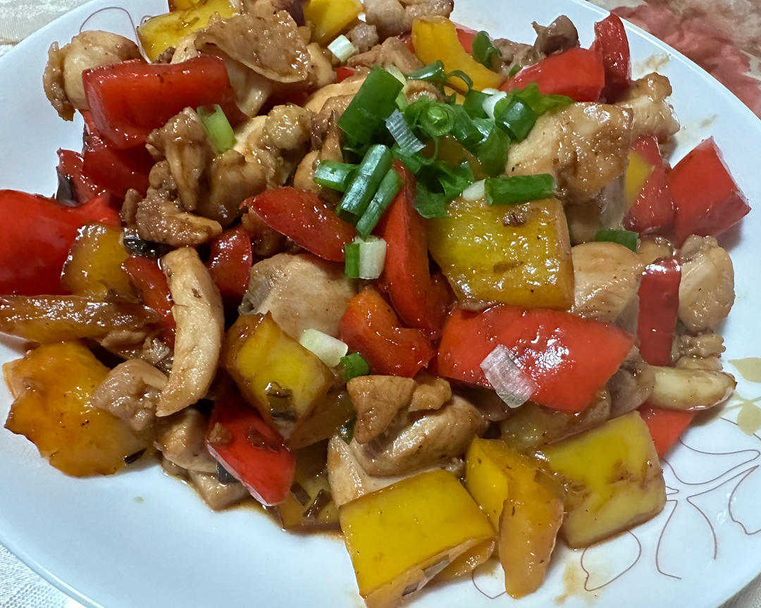 下饭菜：鸡腿肉丁炒青红椒