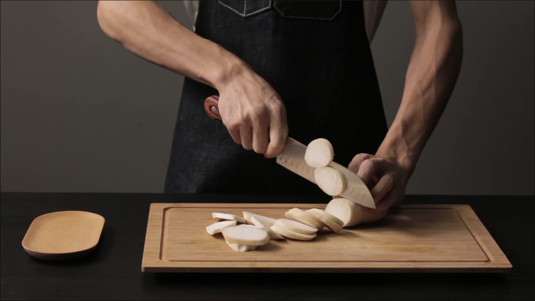 酱焖杏鲍菇 | 爸爸厨房 VOL.48--杏鲍菇的做法 步骤1